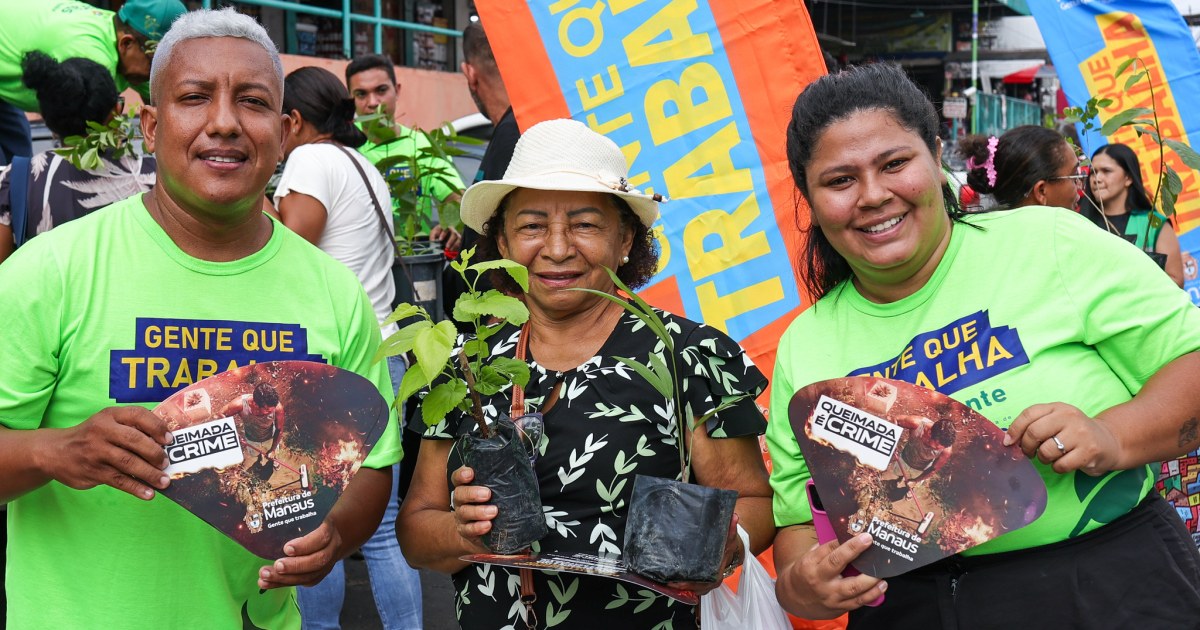 Moradora chega cedo para receber muda em ação de arborização na Compensa