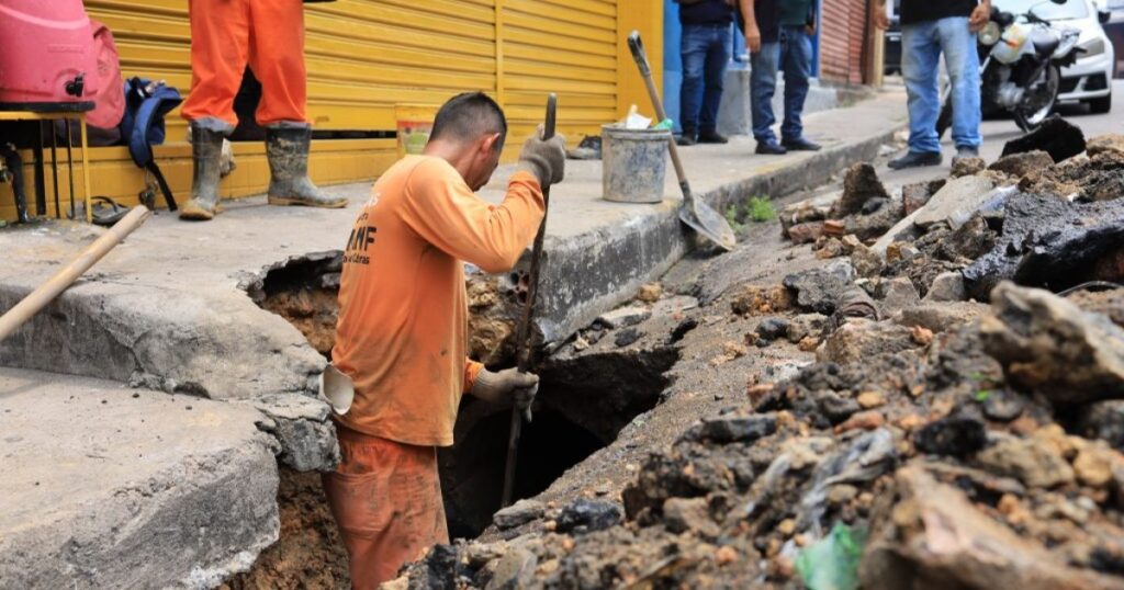 Intervenção emergencial alcança rede de drenagem deteriorada na rua São Pedro, em Manaus