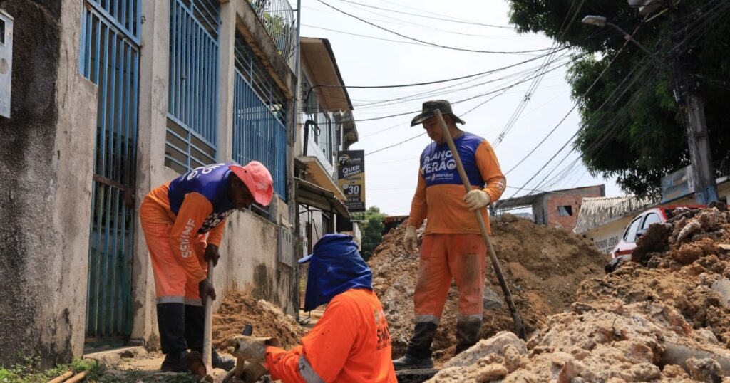 Obra na rua Escândio combina retirada de tubos e reforço manual da galeria