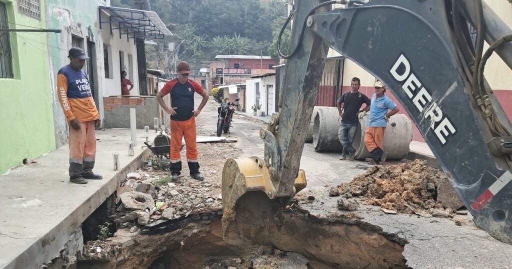 Campo Dourado recebe reparo em drenagem após cratera de 2,5 metros na rua Perugia