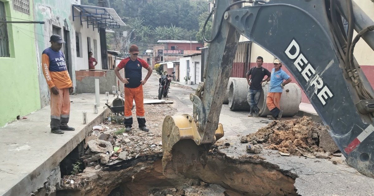 Campo Dourado recebe reparo em drenagem após cratera de 2,5 metros na rua Perugia