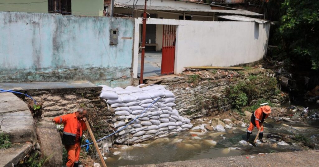 No São José Operário, rip-rap é usado para proteger acesso sobre igarapé