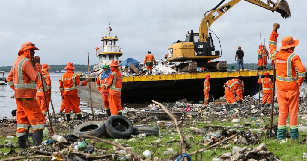 Coleta na orla de Manaus mobiliza 500 garis e inclui resíduos retidos em ecobarreiras