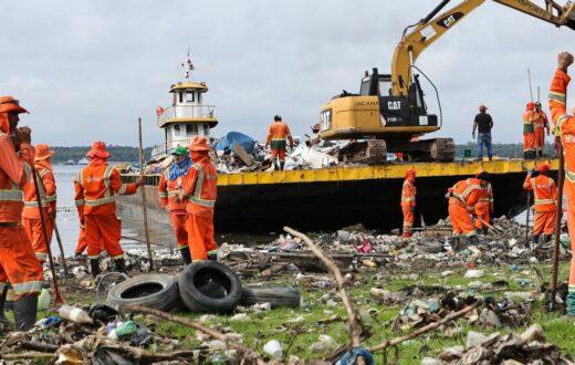 Coleta na orla de Manaus mobiliza 500 garis e inclui resíduos retidos em ecobarreiras