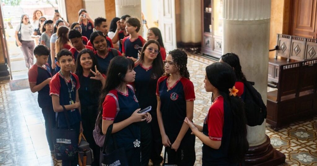 Oficinas em escolas antecedem visitas de alunos a quatro espaços culturais no Amazonas