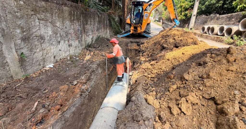 Rua Abirité recebe obra para conectar captação de chuva à rede subterrânea