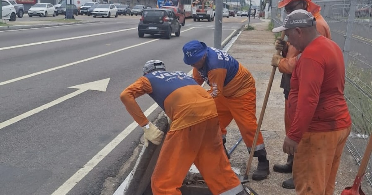 Lixo levado pela chuva pode obstruir drenagem, afirma Seminf após limpeza em Manaus