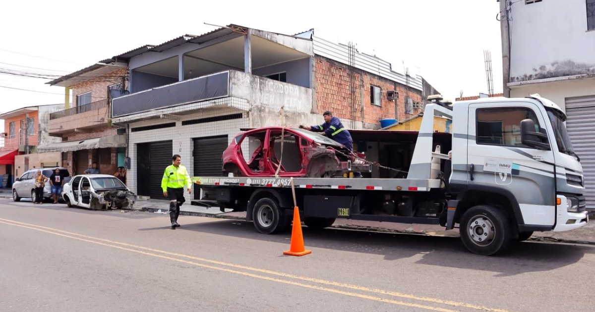 Operação Sucata verifica denúncias e retira três veículos da avenida Nepal, em Manaus