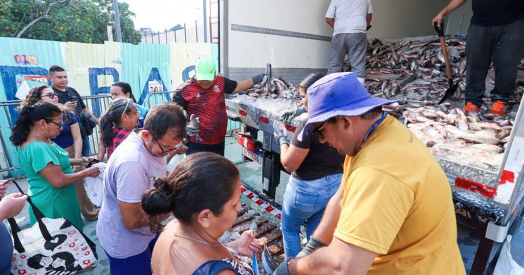 Pescado chega a famílias em vulnerabilidade social durante ação da Semasc em Manaus