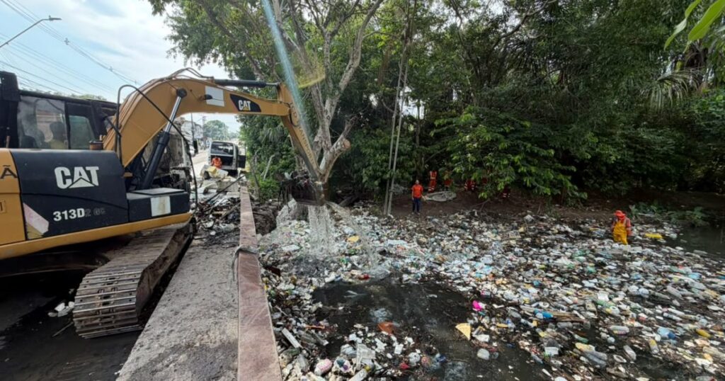Ação no Senador João Bosco busca liberar leito de igarapé após acúmulo de materiais