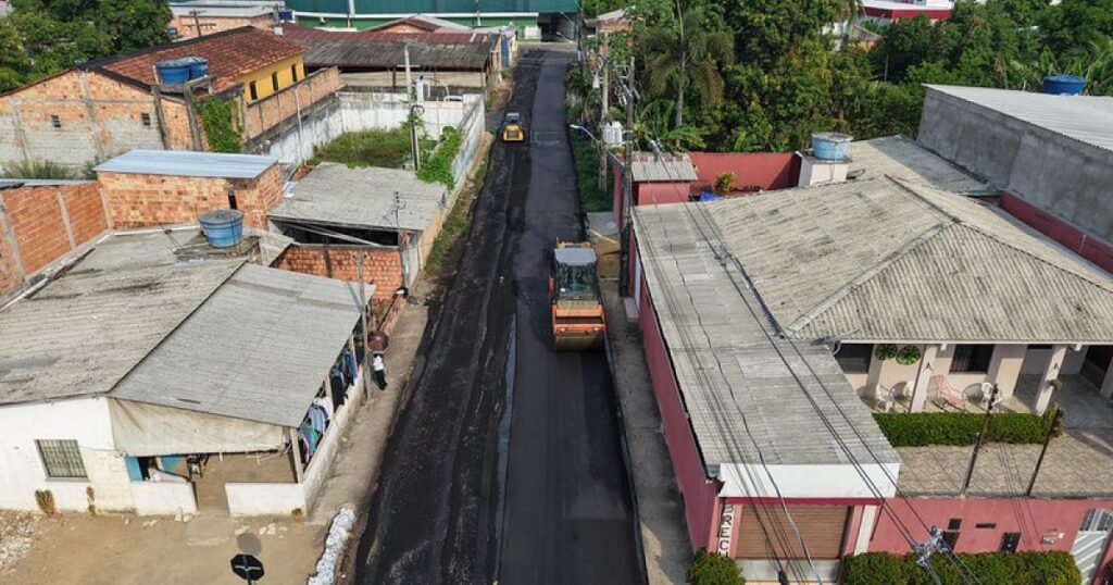 Asfalto é distribuído entre duas ruas do Parque Rio Solimões, em Manaus
